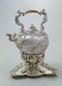 ティーケトルとロンドンのC.Kandlerによるスタンド、1730年（シルバー） 作： Charles Kandler